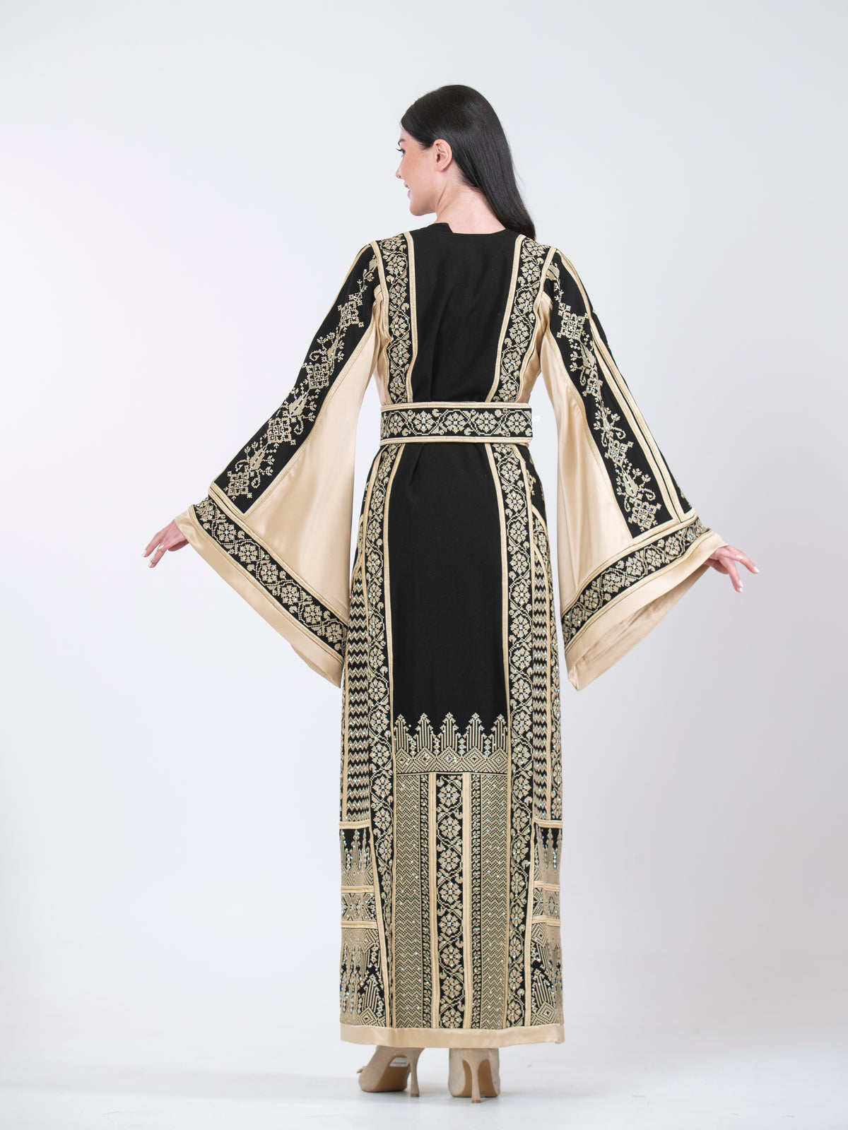 Layan Embroidered Thobe in Two-Tone Colors